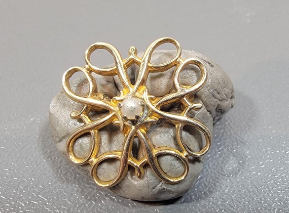 avon brooch 10 karat yellow gold interlocking A with cultured pearl