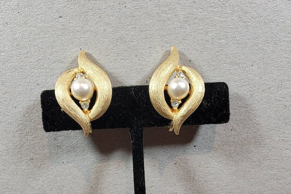 faux pearl earrings Trifari gold tone clips vinta… - image 1