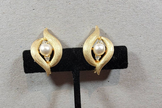 Trifari earrings gold tone clips vintage fake pearls
