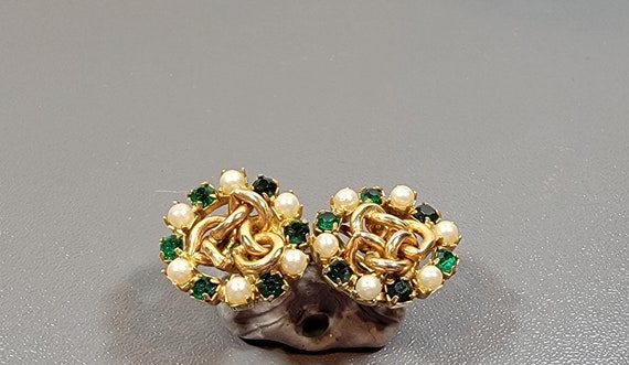 pearl earrings green glass chain screw on gold tone