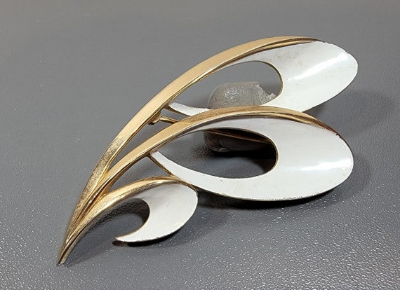 trifari brooch white enamel abstract floral - image 1