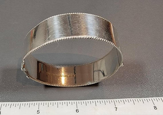 シルバーのバングル、凝った彫刻デザイン、ヒンジ付き、ねじれた