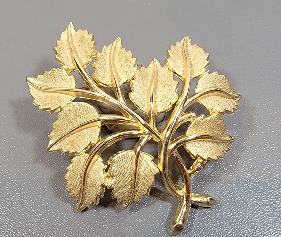 trifari brooch leaf blossom gold tone trifarium