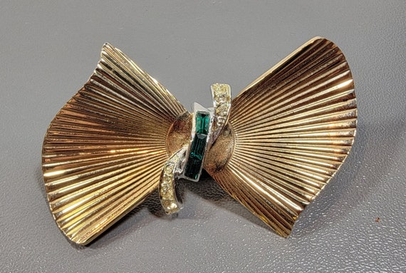 Deco brooch gold sunburst bow shape green glass baguettes