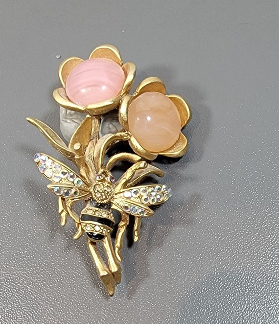 Bee brooch oscar de la renta pink peach flowers rhinestones bold piece