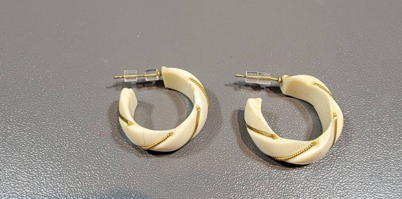 Hoop earrings gold tone metal white resin carved - image 3