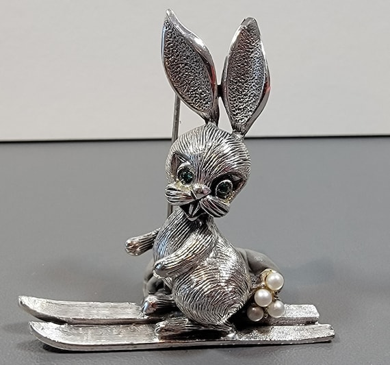 bunny brooch ski bunny vintage pewter tortolanin