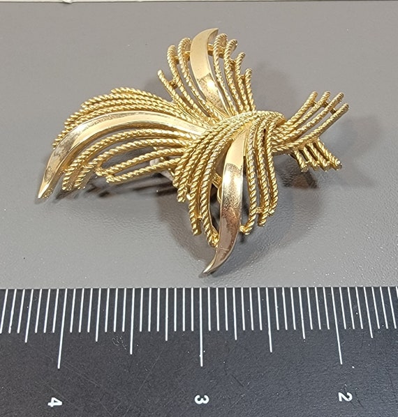 trifari flower brooch large gold tone - image 6