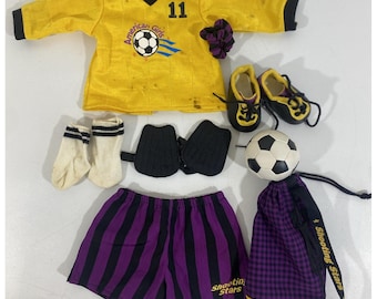 Bambola American Girl Shooting Stars con completo da calcio Pleasant Co 1996 Viola Giallo