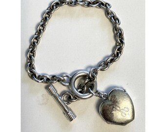 Bracciale con ciondolo a cuore in argento sterling 925, chiusura a moschettone, catena Rolo, monogramma K, 22 grammi.