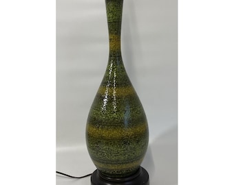 Lámpara de mesa alta de calabaza MCM de mediados de siglo con esmaltado texturizado de lava y rayas verdes y doradas de 91 cm