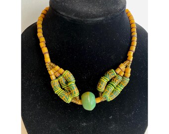 Collana artigianale africana con perline Krobo in vetro giallo e verde, 43 cm (17 pollici).