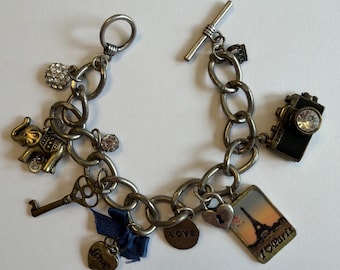 Braccialetto vintage Y2K Juicy Couture con charm, Parigi, elefante, macchina fotografica, amore, tonalità oro
