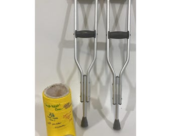 Set medico vintage per bambola American Girl con stampelle, stivale e gesso, anno 1997.