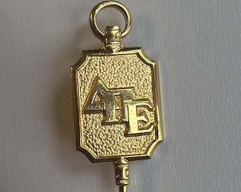 Orologio vintage Delta Pi Epsilon placcato oro, portachiavi, spilla da bavero della confraternita.