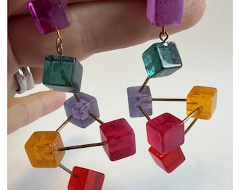 Orecchini pendenti vintage retrò anni '70 a forma di cubo in lucite, scultura cinetica, 7 cm.