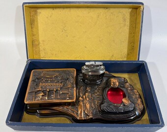 Set da fumo vintage giapponese in metallo bronzo da tavolo con Buddha e pagoda, con scatola, stile moderno di metà secolo.