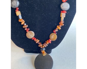 Collana di perline di copale e ambra africana multicolore con grande pendente circolare tribale