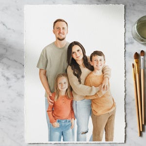 以下が含まれることがあります： 男性、女性、2人の子供を含む4人家族の水彩画の肖像画。アートワークは柔らかく暖かい色調でレンダリングされ、被写体はカジュアルな服装をしています。肖像画はテクスチャード加工された紙に描かれており、筆と塗料の瓶が見えます。