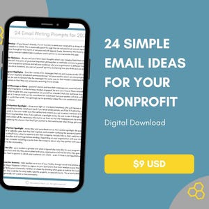 Puede incluir: Un gráfico de descarga digital azul y amarillo con un teléfono inteligente que muestra una lista de 24 indicaciones para escribir correos electrónicos para organizaciones sin fines de lucro. El texto "24 ideas simples de correo electrónico para su organización sin fines de lucro" está en fuente blanca grande. El precio es de $9 USD.