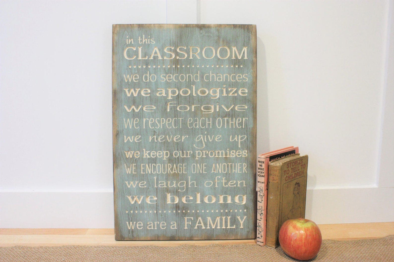 Рисунок классной комнаты в школе. 1 this is classroom. English classroom decoration. Classroom decoration. Class board.