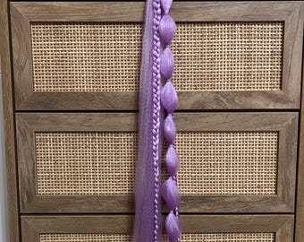 Accesorio para el cabello con trenza burbuja. Se ata a la trenza.