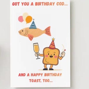 Może przedstawiać: Biała kartka z życzeniami z napisem "GOT YOU A BIRTHDAY COD... AND A HAPPY BIRTHAY TOAST, TOO...". Karta zawiera ilustracje ryby z czapką imprezową i balonami oraz kromki tostów z czapką imprezową i kieliszkiem szampana.