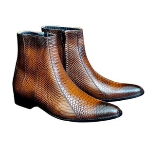 Peut inclure: Une paire de bottines en cuir marron à bout pointu et à motif peau de serpent.