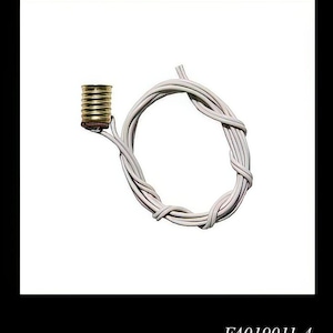 Pode incluir: Um soquete de lâmpada de cor latão com um laço de fio branco. O soquete está conectado ao fio, que é enrolado em forma circular. A imagem está em um fundo branco.