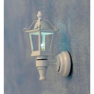 DE328 - Poppenhuis miniatuur LED Wandlantaarn, wit op batterij, schaal 1:12 - Sillysisters
