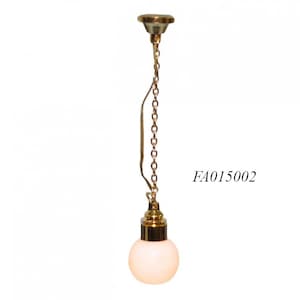 Op de afbeelding: Een kleine hanglamp in antieke stijl met een gouden afwerking. De lamp heeft een ketting en een gebogen steun. Het licht heeft een ronde, matglazen lamp. De tekst "FA015002" is aan de rechterkant gedrukt.