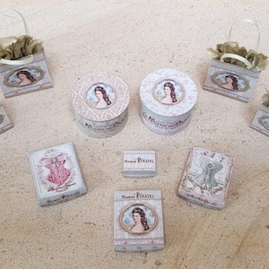 S066 – Do-it-yourself-Puppenhaus-Miniaturpaket „Maison Pitanel“ – Silly Sisters