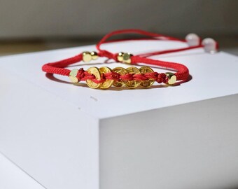 Braccialetto in corda rossa Mxsabrina con cinque monete dell'imperatore cinese Feng Shui con nappa gialla e cinturino rosso Mxsabrina in omaggio Y- 1013, 13.4 inch, Metallo