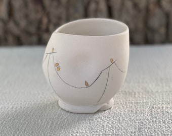 Porcelain cup with inlaid birds on a wire