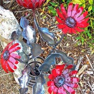 Flores de regalo anniversery - Gerbera Daisy Floral Arrangement - Ramo de margarita de metal - Escultura de metal de margarita roja - Escultura de acento casero de margarita