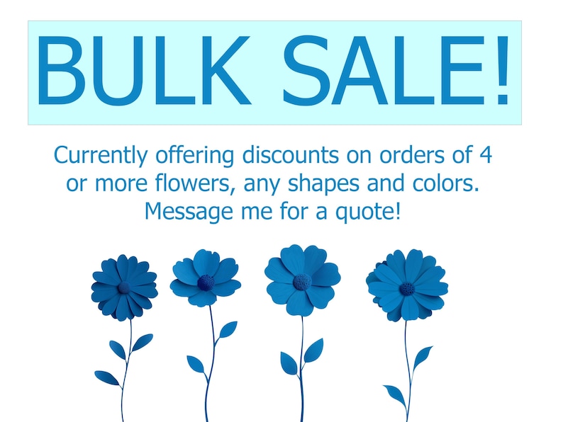Pu&ograve; includere: Immagine che promuove una vendita all'ingrosso di fiori. Il testo "BULK SALE!" &egrave; in alto, seguito da dettagli sugli sconti sugli ordini di quattro o pi&ugrave; fiori. Vengono mostrati quattro fiori di carta blu.