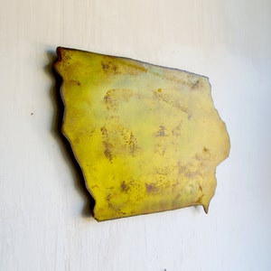 Letrero de metal con silueta de Iowa para colgar en la pared - Arte de pared de metal para exteriores - Decoración de pared de Iowa - Arte de metal del estado - Letrero de metal amarillo con tractor rústico