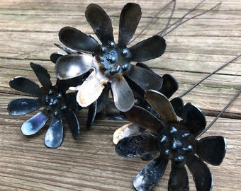 flores de metal margarita - flores silvestres de acero hecho a mano - conjunto de seis - estaca de jardín de metal - flores para apliques - flores de acero industrial