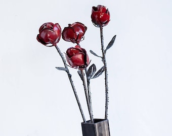 Metal rose flower arrangement - Industrial flower bouquet - Metal rose flower art - Rose sculpture in vase - Red roses - Flower art