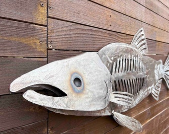 pared de escultura de metal de salmón colgando 48 pulgadas - enorme decoración de la pared de pescado - pez hueso de acero - náutica plateada y negra - arte de la casa del lago de la cabaña