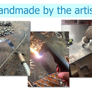 Pu&ograve; includere: Immagine che mostra il processo di arte in metallo fatto a mano. Il testo "handmade by the artist" &egrave; in alto. L'immagine mostra il metallo che viene tagliato, saldato e martellato. Gli strumenti includono una saldatrice, un martello e delle pinze.