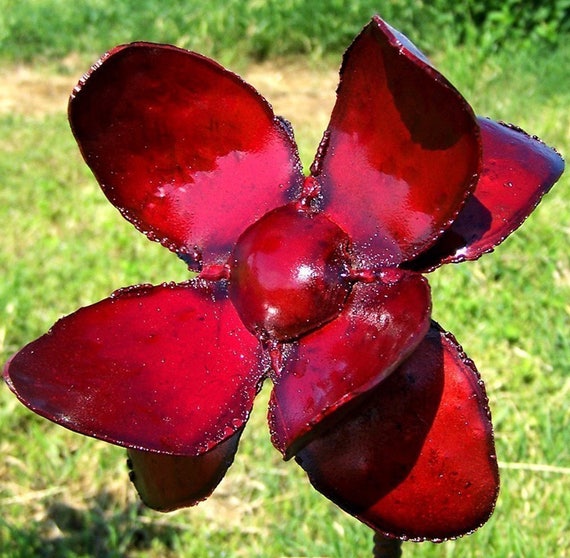 Red Metal Flower Stake Starlight: Rustic Garden Art, Outdoor Decor
