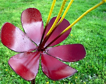 Estaca de flores de metal - Envío gratuito - Flor de carrusel en flor roja - Estaca de flores de jardín de metal - Marcador de flores de hierro - Marcador de flores al aire libre