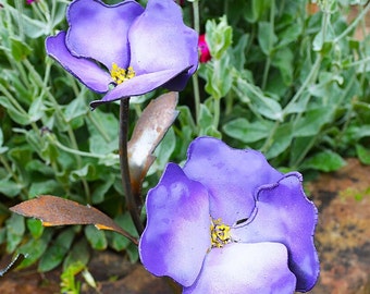 flores de metal pansy, 22 pulgadas de alto, obras de arte de pensamiento hechas a mano de calidad, llenar jardineras vacías, decoración de entrada, pensamientos increíbles púrpuras artificiales