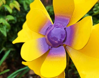 Estaca de flores Gabriela - Envío gratis - Flor púrpura amarilla - Estaca de jardín de metal - Arte de metal vivo al aire libre - Estaca de jardín de flores