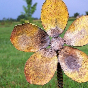 Daisy metal yard stake handmade rustic - Free shipping - Yellow Ashley garden flower - Metal flower decor - Rustic yellow flower artwork