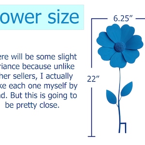 Pu&ograve; includere: Un fiore blu con un diametro di 16 cm e uno stelo di 56 cm. Il fiore ha pi&ugrave; petali e un centro strutturato. L'immagine include testo sulle dimensioni del fiore e sulla sua natura fatta a mano.
