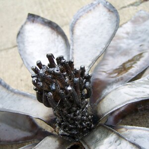 Magnolia blossom sculpture - Elegant silver metal design - Suitable for wall mounting - Magnolia tree artwork - Blooming magnolia sculpture