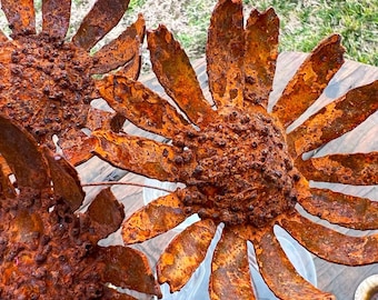 Rusty Gerbera Daisies - set 4 flores robustas hechas a mano - aspecto industrial hecho a mano - decoración única del hogar - estaca de flores - flor desgastada interior