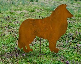 Collie áspero en juego - Escultura Rusted Collie - Collie áspero de vida al aire libre - Estaca de jardinera Collie - Decoración de jardinera Border Collie